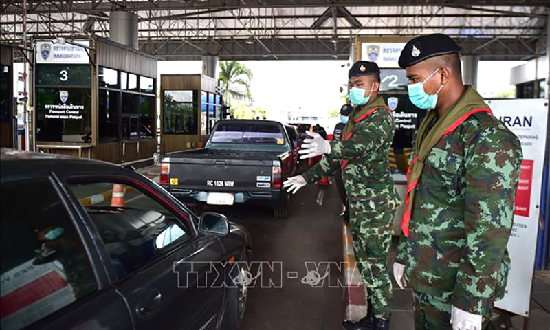 Binh sỹ Thái Lan đang làm nhiệm vụ kiểm soát cửa khẩu. Ảnh: AFP/TTXVN