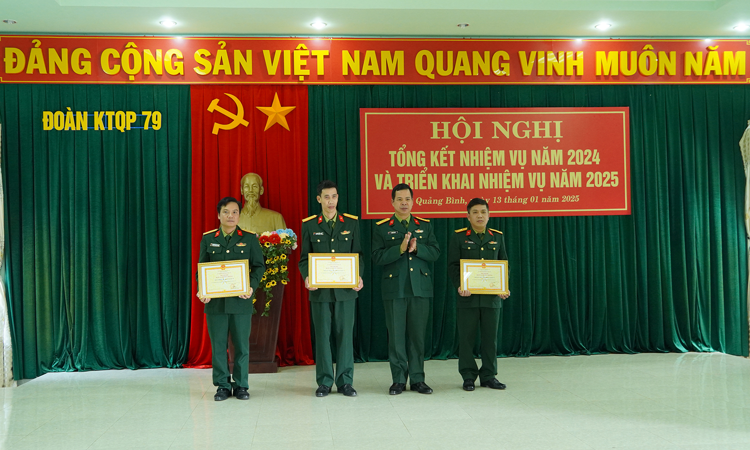  Đồng chí đại tá Khuất Bá Cao, Bí thư Đảng ủy, Phó Tư lệnh Binh đoàn 15 trao tặng danh hiệu đơn vị quyết thắng cho các tập thể của Đoàn KT-QP 79.