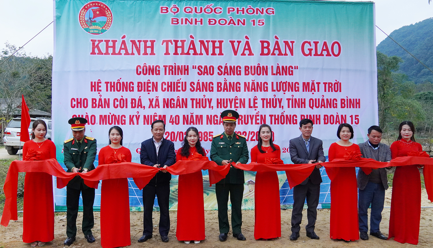 : Các đại biểu cắt băng khánh thành công trình “Sao sáng buôn làng” tại cụm Còi, bản Còi Đá, xã Ngân Thủy (Lệ Thủy).