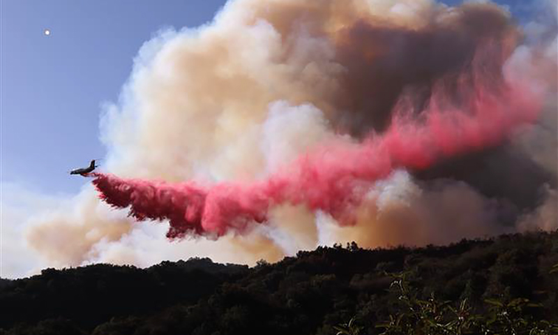 Máy bay dập lửa cháy rừng tại Mandeville Canyon, Los Angeles, California, Mỹ, ngày 11/1/2025. Ảnh: THX/TTXVN