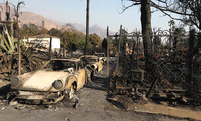 Cảnh tàn phá do cháy rừng tại Altadena, Los Angeles, California, Mỹ, ngày 10/1/2025. Ảnh: THX/TTXVN