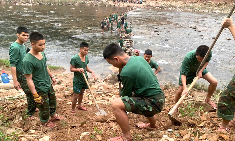 Làm cầu tạm qua suối Ka Định. 