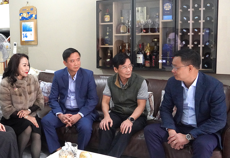 Đồng chí Bí thư Tỉnh ủy Lê Ngọc Quang thăm hỏi gia đình đồng chí Thái Bá Nhiệm.