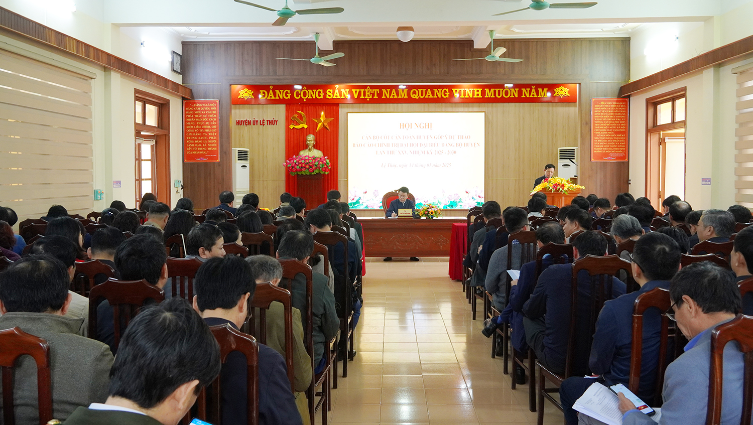  Quang cảnh hội nghị.