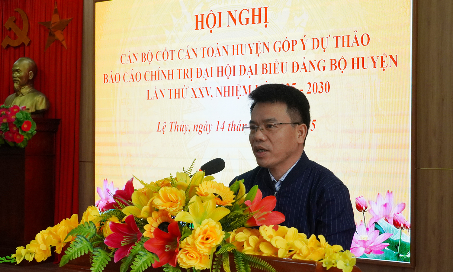 Đại diện lãnh đạo Huyện ủy Lệ Thủy phát biểu tại hội nghị.