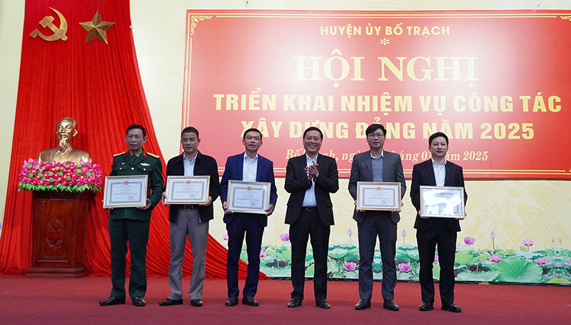 Lãnh đạo Huyện ủy Bố Trạch trao giấy khen cho các tổ chức cơ sở đảng hoàn thành xuất sắc nhiệm vụ năm 2024.