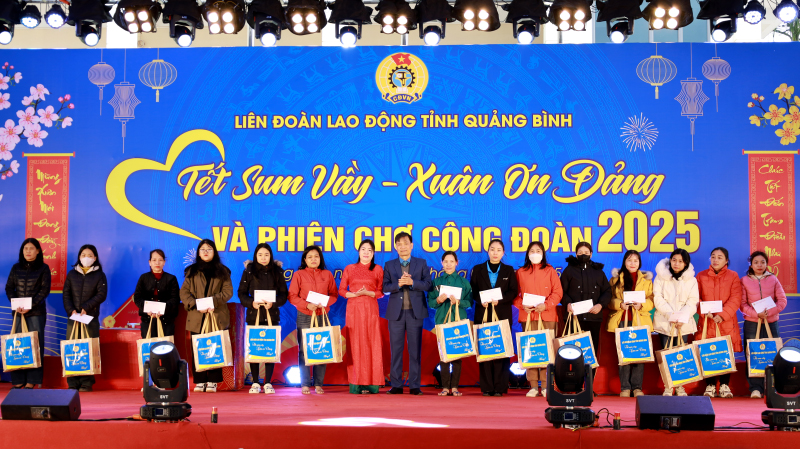 Đại diện lãnh đạo Ban Dân vận Tỉnh ủy và LĐLĐ tỉnh trao quà cho ĐV, NLĐ tại chương trình chương trình “Tết sum vầy-Xuân ơn Đảng” năm 2025.