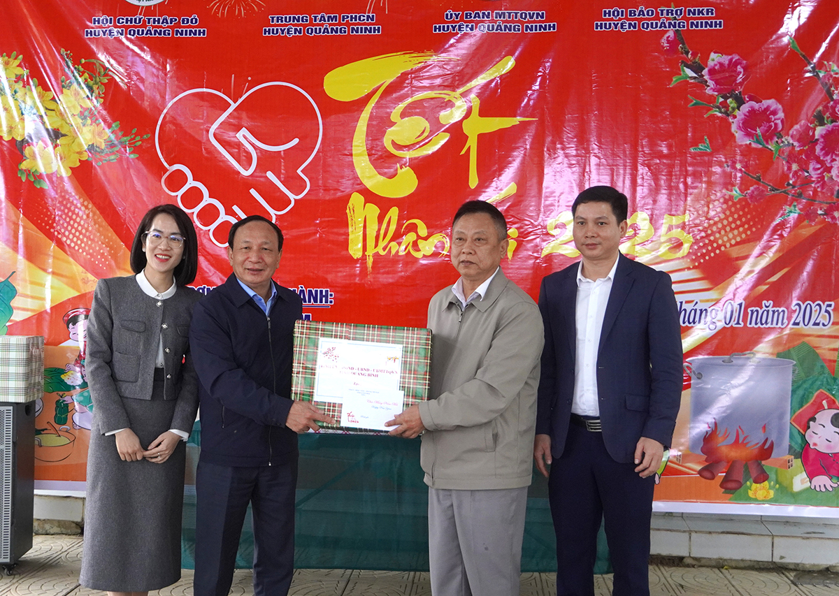 Đồng chí Phó Bí thư Thường trực Tỉnh ủy Trần Hải Châu và đoàn công tác tặng quà Trung tâm phục hồi chức năng trẻ khuyết tật, nạn nhân chất độc da cam huyện Quảng Ninh.