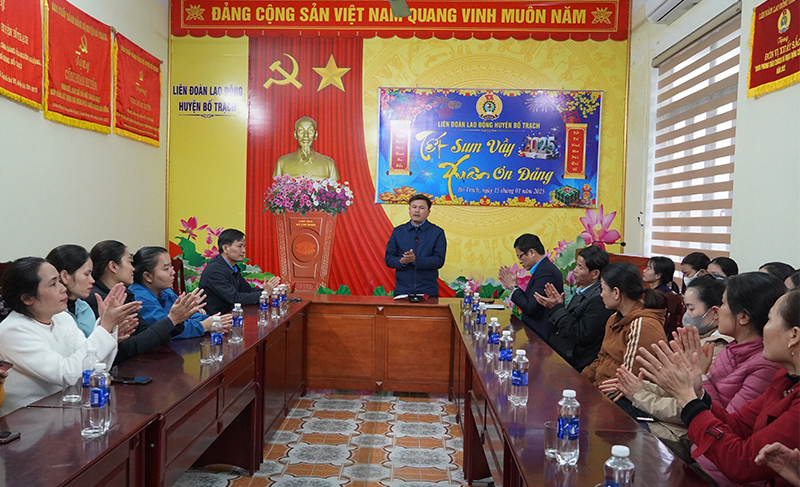 Các đại biểu, đoàn viên, người lao động tham dự chương trình.