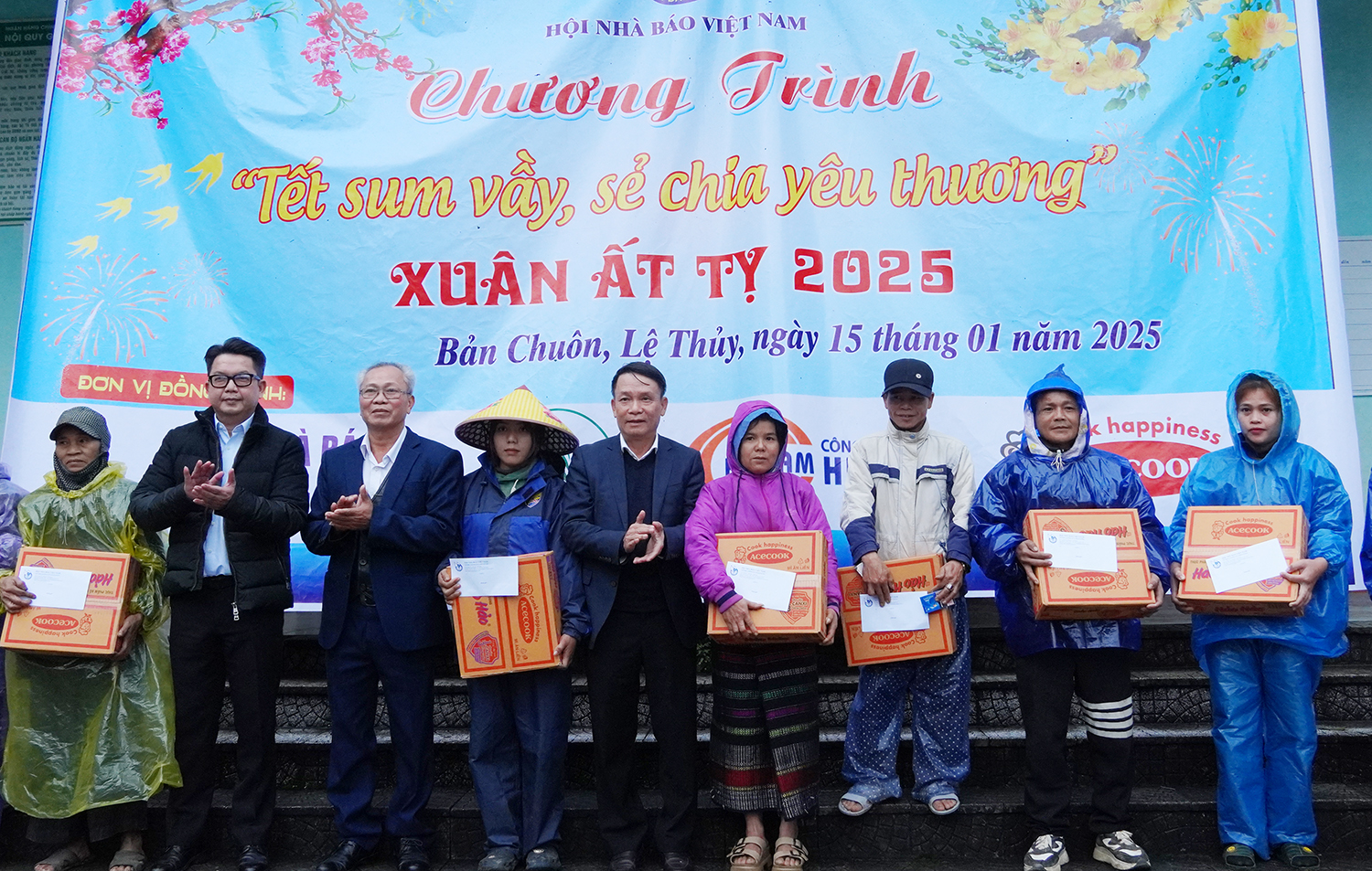  Trao quà Tết cho đồng bào dân tộc thiểu số tại bản Chuôn, xã Kim Thủy (Lệ Thủy).