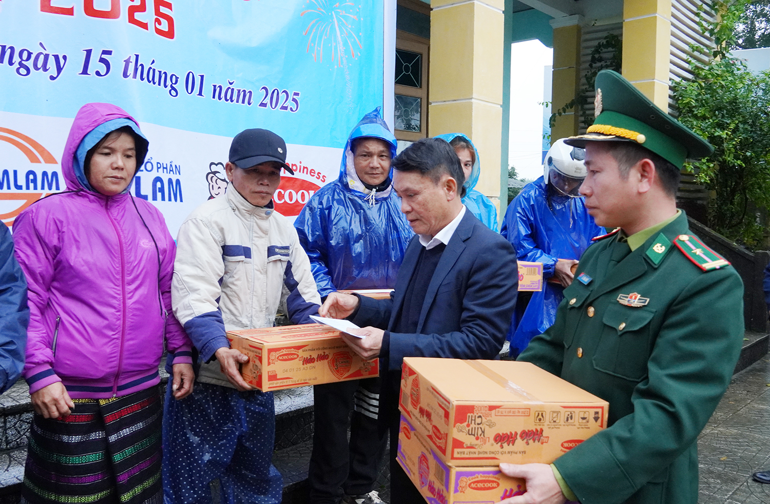  Trao quà Tết cho đồng bào dân tộc thiểu số tại bản Chuôn, xã Kim Thủy (Lệ Thủy).