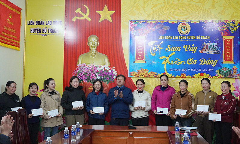Đại diện lãnh đạo Liên đoàn Lao động huyện Bố Trạch tặng quà cho các đoàn viên, người lao động.