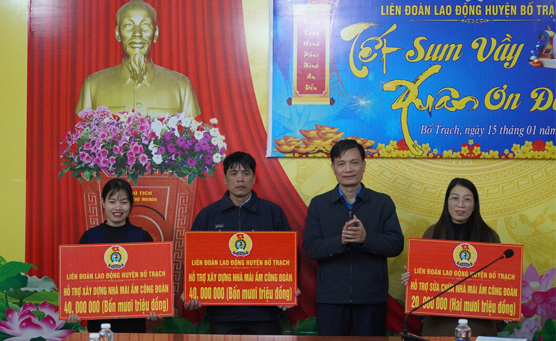 Đại diện lãnh đạo Liên đoàn Lao động tỉnh trao biển hỗ trợ kinh phí xây nhà “Mái ấm công đoàn” cho các đoàn viên.