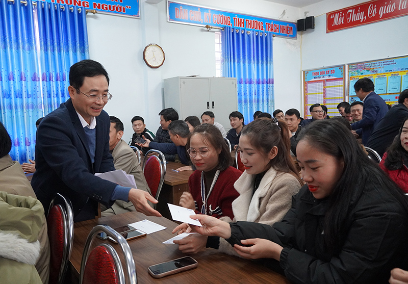 Lãnh đạo Sở GD-ĐT tặng quà cho giáo viên, nhân viên Trường Phổ thông Dân tộc bán trú tiểu học và THCS số 2 Trọng Hóa.