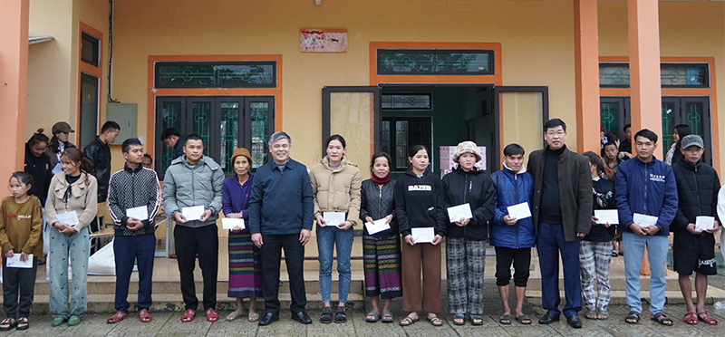 Đại diện lãnh đạo huyện Bố Trạch tặng quà cho bà con bản Rào Con (thị trấn Phong Nha, Bố Trạch).