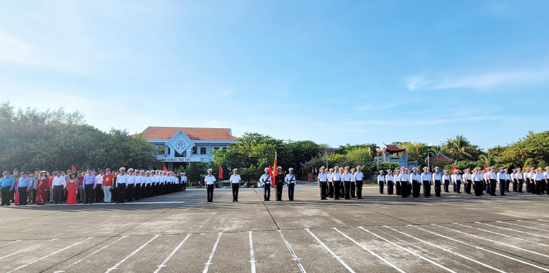 Lễ chào cờ trên đảo Trường Sa.