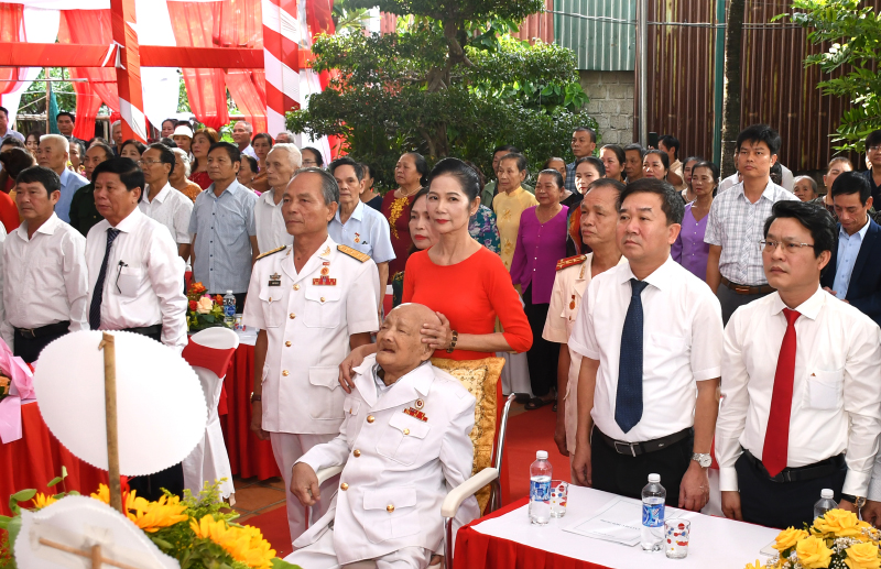 Cấp ủy, chính quyền và bà con địa phương chúc mừng người đảng viên lão thành 80 năm tuổi Đảng.