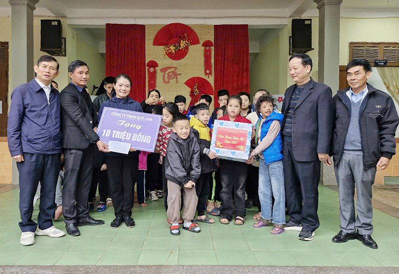 Hội Bảo trợ NKT và trẻ mồ côi tỉnh và các nhà tài trợ trao quà cho Mái ấm Hy Vọng Vincent.