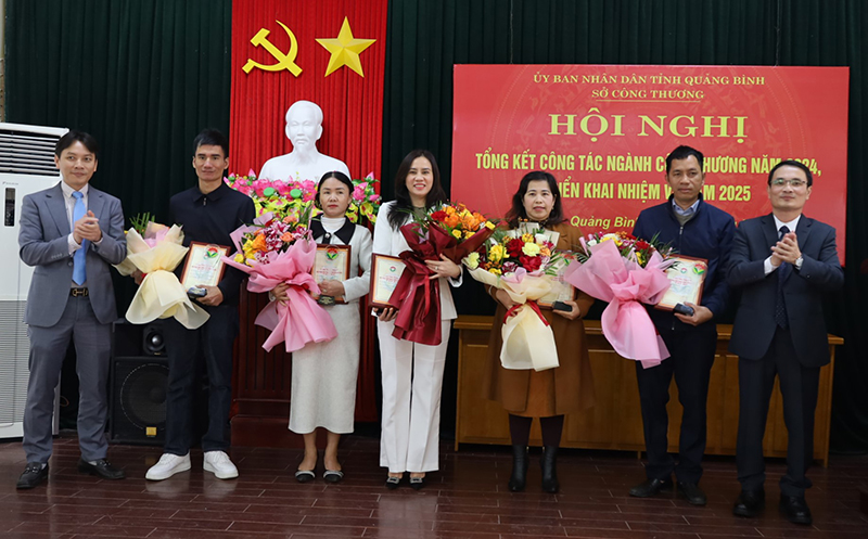 Đại diện lãnh đạo Sở Công thương trao giấy chứng nhận cho các doanh nghiệp, HTX. 