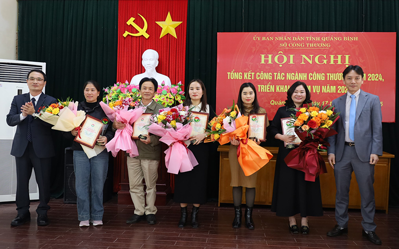 Đại diện lãnh đạo Sở Công thương trao giấy chứng nhận cho các doanh nghiệp, HTX. 