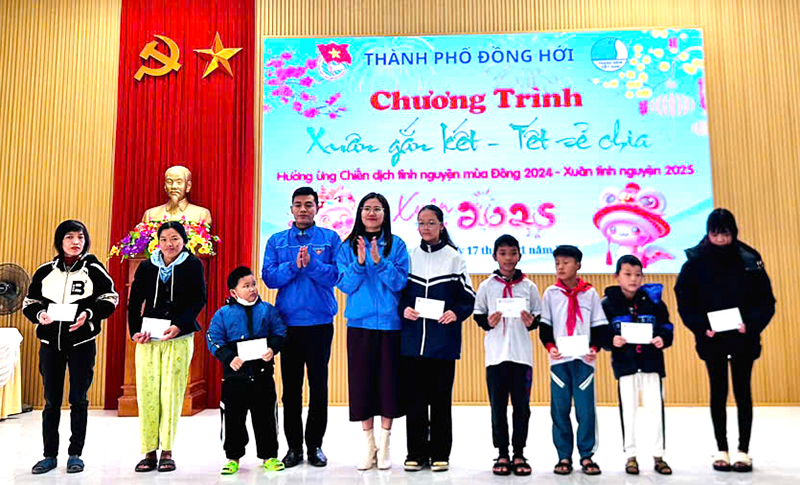 Đại diện lãnh đạo Thành đoàn Đồng Hới và các đơn vị phối hợp trao quà cho các cháu.