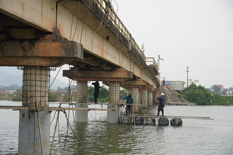 Đơn vị thi công đang khẩn trương gia cố cầu Sông Thai để người dân đi lại an toàn trong dịp Tết.