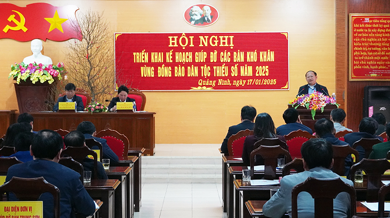 Các đại biểu tham luận tại hội nghị.