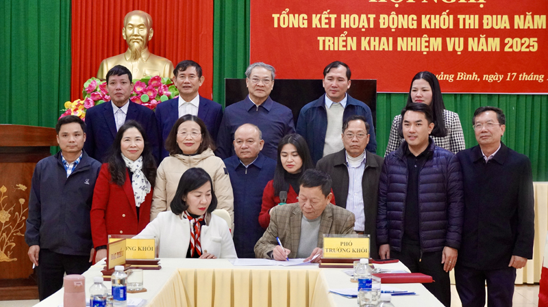Các đơn vị ký kết giao ước thi đua năm 2025.