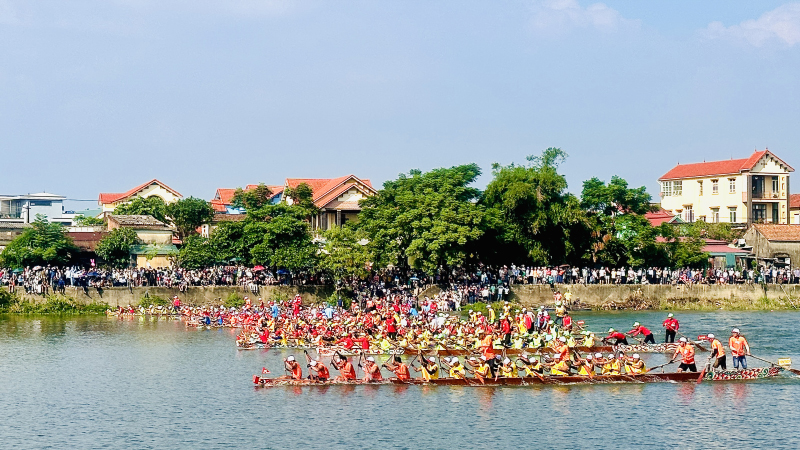 Lễ hội đua, bơi thuyền truyền thống trên sông Kiến Giang-một nét văn hóa của người dân Lệ thủy.