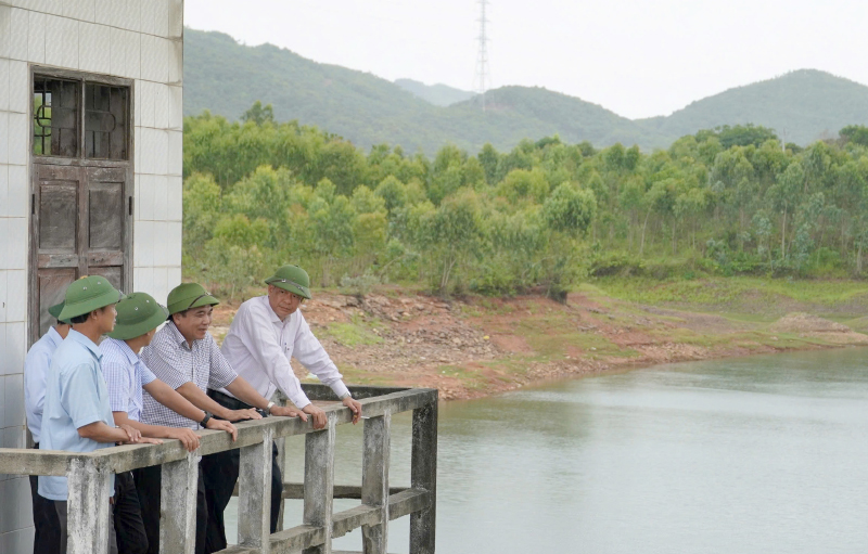 Lãnh đạo UBND tỉnh và công ty kiểm tra an toàn hồ đập tại hồ thủy lợi Trung Thuần (huyện Quảng Trạch).