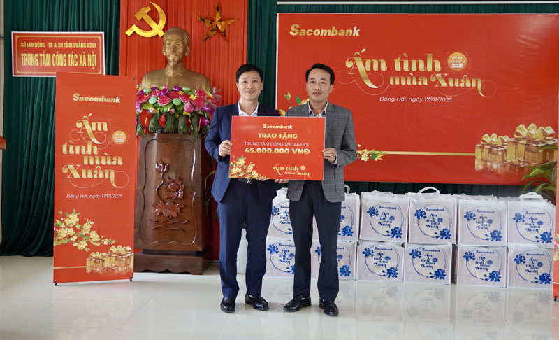 Lãnh đạo Sacombank Quảng Bình trao biển tượng trưng hỗ trợ Trung tâm Công tác xã hội tỉnh.