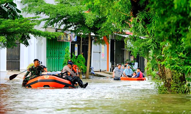  Cảnh ngập lụt sau những trận mưa lớn tại Makassar, tỉnh Nam Sulawesi, Indonesia. Ảnh tư liệu: THX/TTXVN