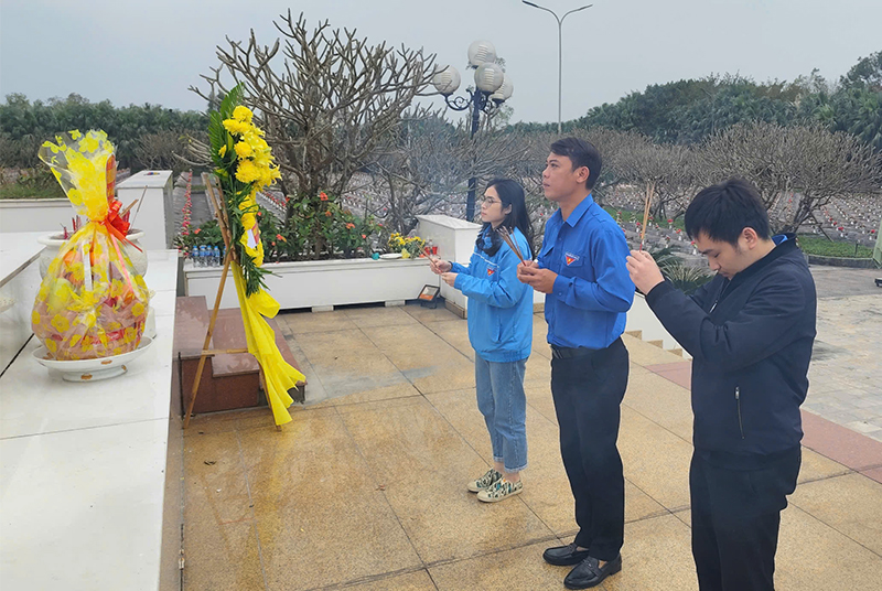 Các đoàn viên, thanh niên Đoàn Khối các cơ quan tỉnh dâng hương tại Nghĩa trang Liệt sỹ Ba Dốc.