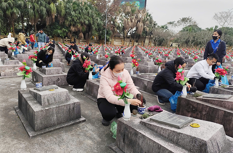 Các đoàn viên, thanh niên Đoàn Khối các cơ quan tỉnh thay cát lư hương các phần mộ tại Nghĩa trang Liệt sỹ Ba Dốc.