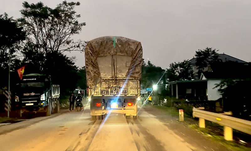 Một xe ô tô tải có dấu hiệu cơi nới thành thùng, chạy lấn làn trên đường Hồ Chí Minh nhánh Đông, đoạn qua xã Hưng Trạch (Bố Trạch).