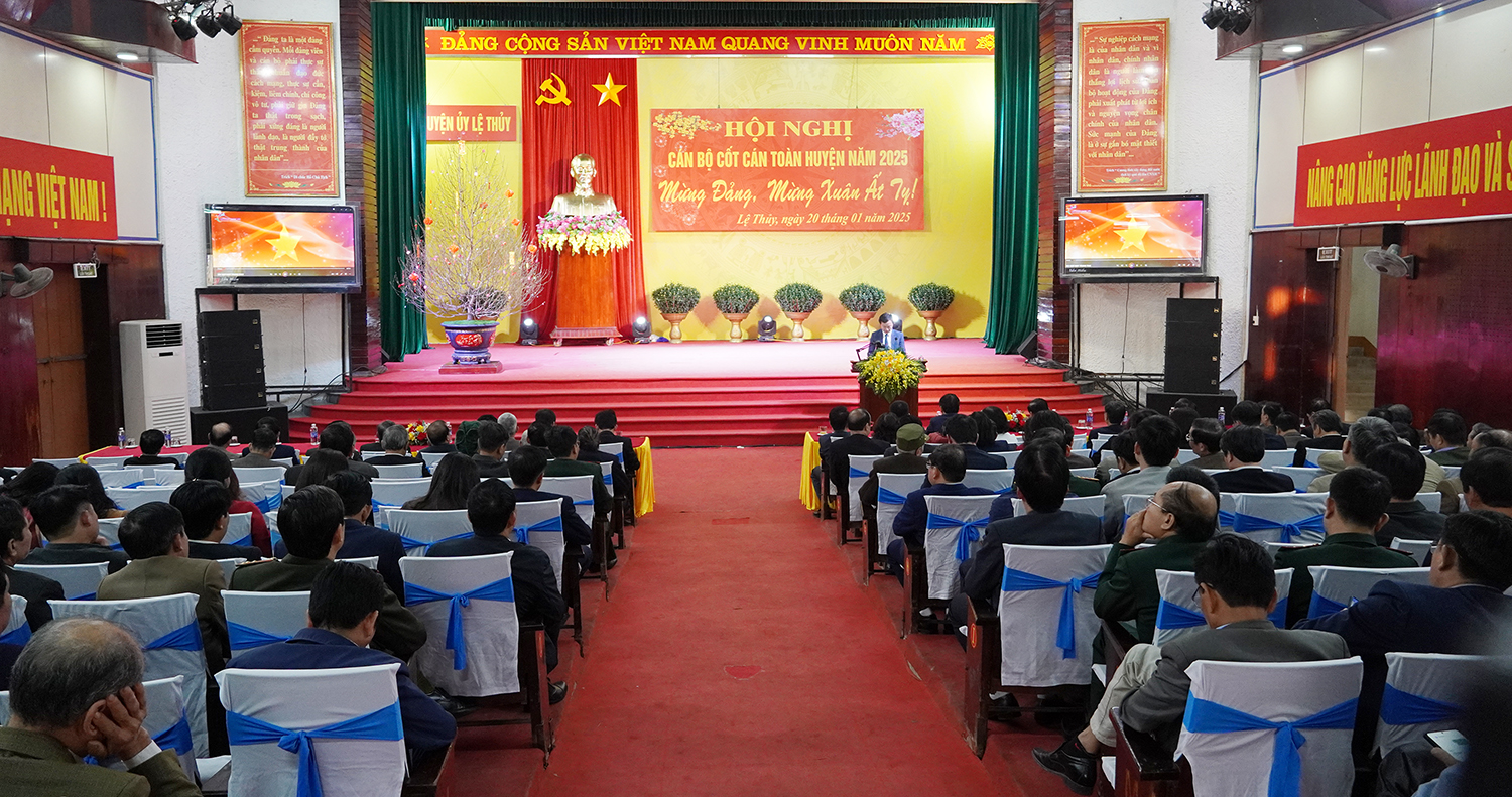 Quang cảnh buổi gặp mặt đội ngũ cán bộ cốt cán huyện Lệ Thủy.
