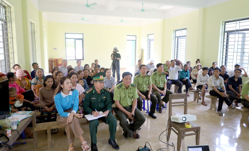 Các lực lượng chức năng phối hợp tuyên truyền về công tác bảo vệ và phát triển rừng tại xã Trường Sơn.