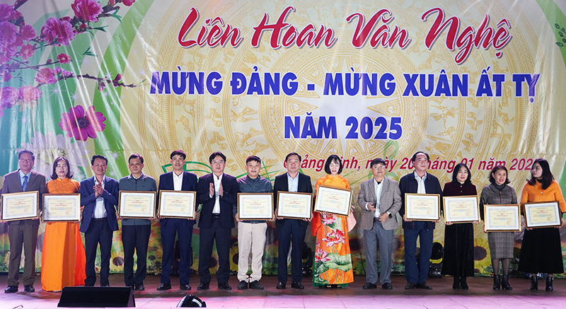 Lãnh đạo huyện Quảng Ninh trao bằng công nhận danh hiệu văn hóa 5 năm, giai đoạn 2020-2024 cho các cơ quan, đơn vị, doanh nghiệp trên địa bàn.