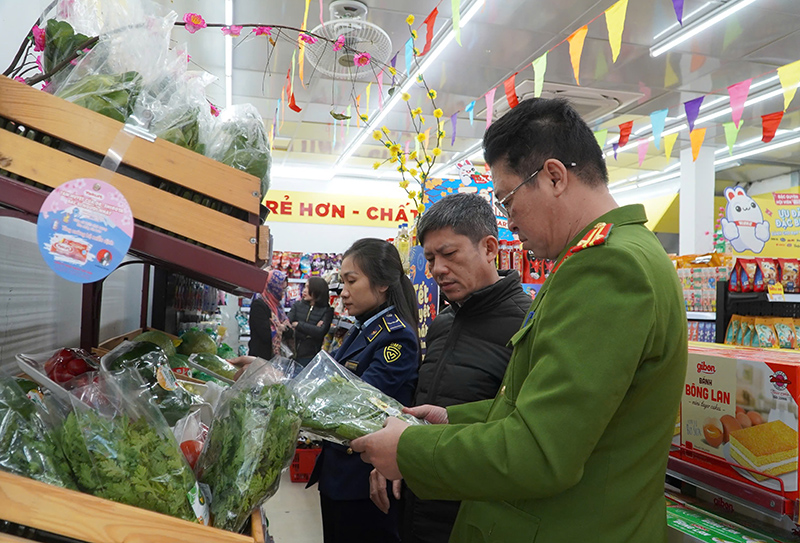 Đoàn kiểm tra liên ngành ATTP tăng cường kiểm tra các mặt hàng tươi sống. 