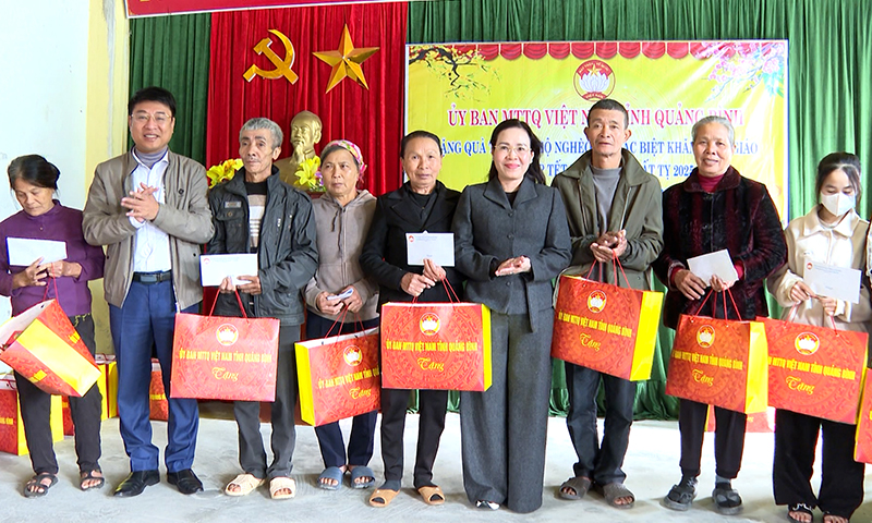 Đồng chí Phạm Thị Hân, Ủy viên Ban Thường vụ Tỉnh ủy, Chủ tịch Ủy ban MTTQVN tỉnh tặng quà giáo dân hoàn cảnh khó khăn ở xã Quảng Hợp, (Quảng Trạch).