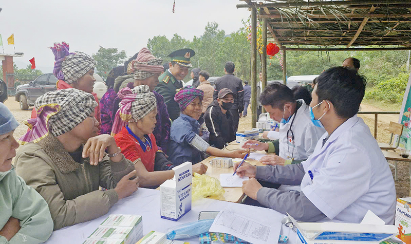 Hoạt động khám và cấp phát thuốc miễn phí trong chương trình “Xuân biên phòng-Ấm lòng dân bản” tại bản Ra Mai, Trọng Hóa (Minh Hóa).