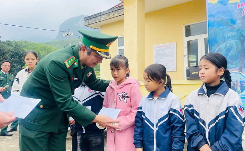 Lực lượng bộ đội biên phòng đồn Cà Xèng, xã Thượng Hóa tặng quà cho các em học sinh nghèo vượt khó nhân dịp Tết nguyên đán.