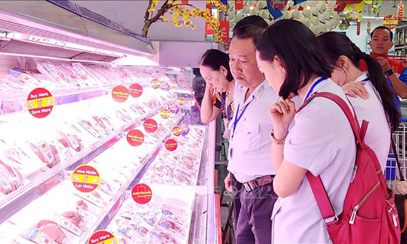 Đoàn công tác kiểm tra thực tế tại Công ty TNHH MM Mega Market Việt Nam (thành phố Thủ Đức, TP Hồ Chí Minh). Ảnh: Đinh Hằng/TTXVN