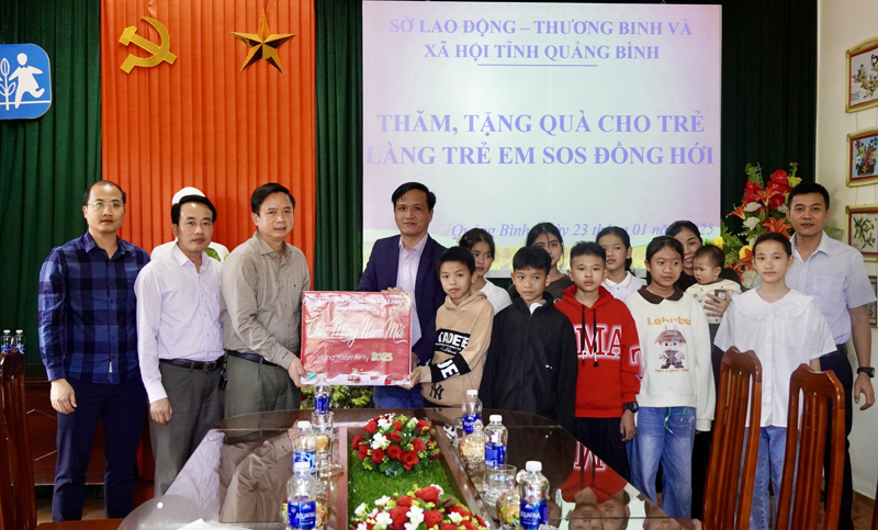 Lãnh đạo Sở Lao động-Thương binh và Xã hội tặng quà cho các em nhỏ Làng Trẻ em SOS Đồng Hới.