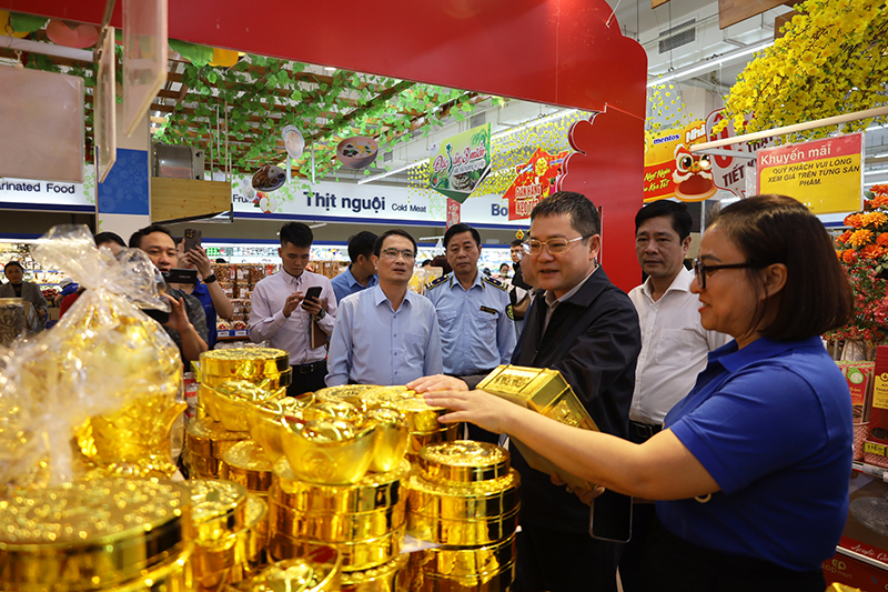 Đồng chí Phó Chủ tịch UBND tỉnh Phan Phong Phú kiểm tra công tác bảo đảm nguồn cung cầu hàng hóa tại siêu thị Co.opmart Quảng Bình.