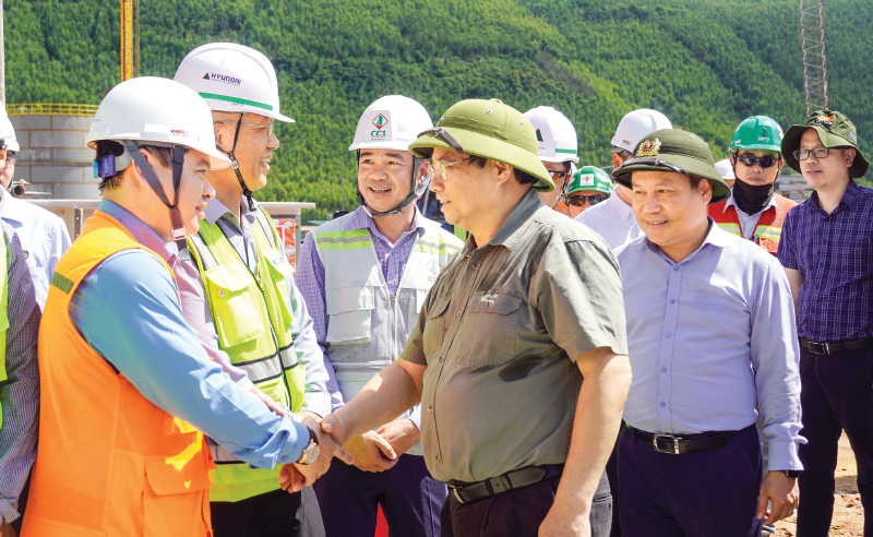 Đồng chí Thủ tướng Chính phủ Phạm Minh Chính kiểm tra tiến độ các dự án tại Trung tâm Điện lực Quảng Trạch. Ảnh: N.M