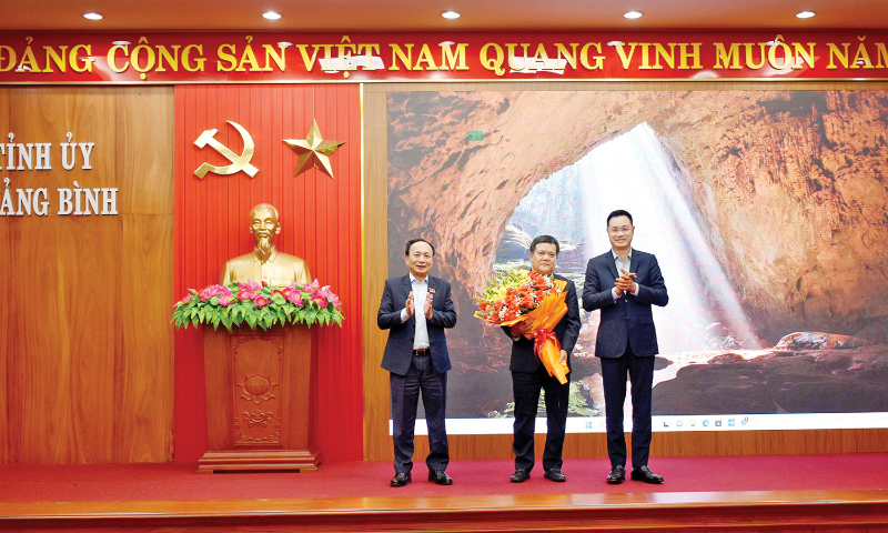 Đồng chí Bí thư Tỉnh ủy Lê Ngọc Quang và đồng chí Phó Bí thư Thường trực Tỉnh ủy Trần Hải Châu tặng hoa chúc mừng đồng chí Trần Phong, Chủ tịch UBND tỉnh nhiệm kỳ 2021-2026. Ảnh: M.V