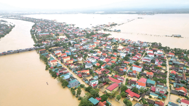 Mưa lũ do ảnh hưởng của bão số 6 gây ngập lụt diện rộng trên địa bàn huyện Lệ Thủy. Ảnh: N.Hải