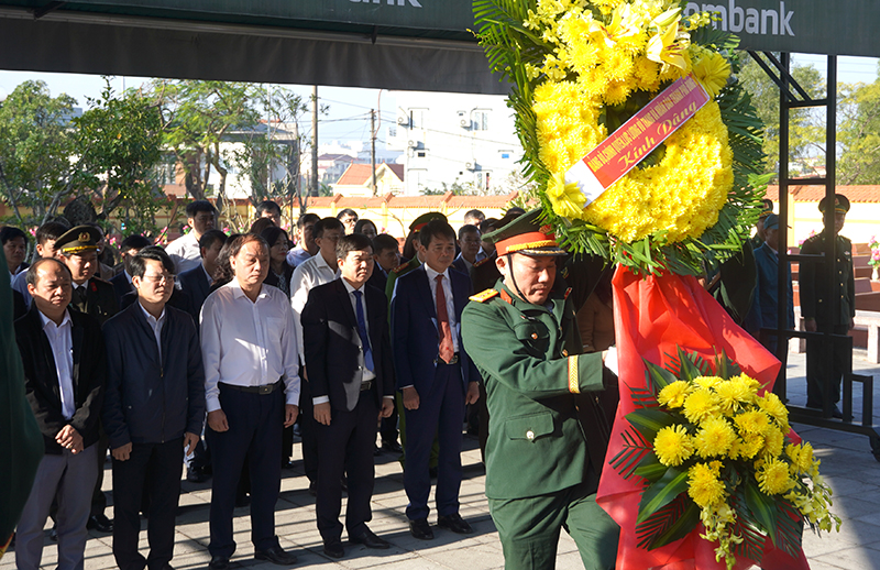 Các đồng chí lãnh đạo thành phố dâng hoa viếng các anh hùng liệt sỹ.