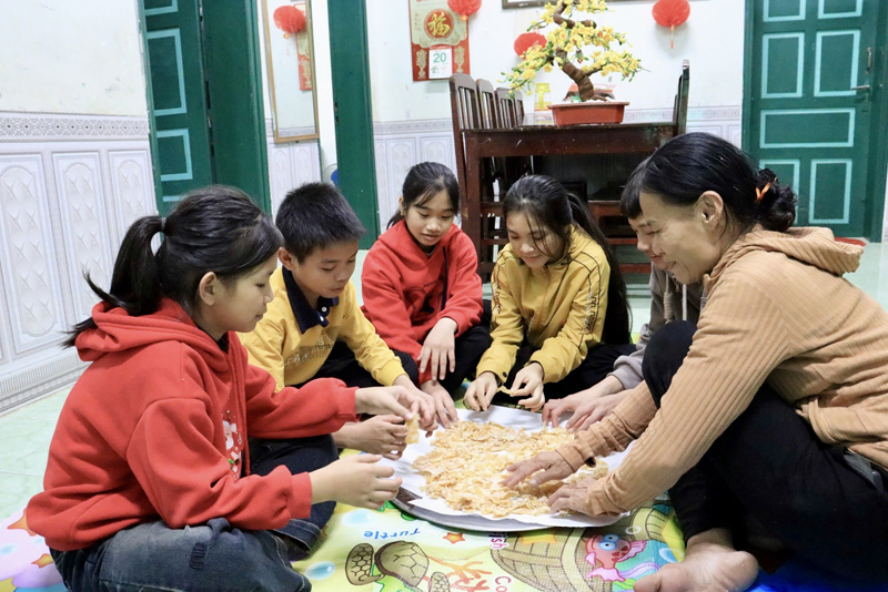 Các em nhỏ tại Làng Trẻ em SOS Đồng Hới cùng nhau làm mứt, trang trí khuôn viên để đón Tết.